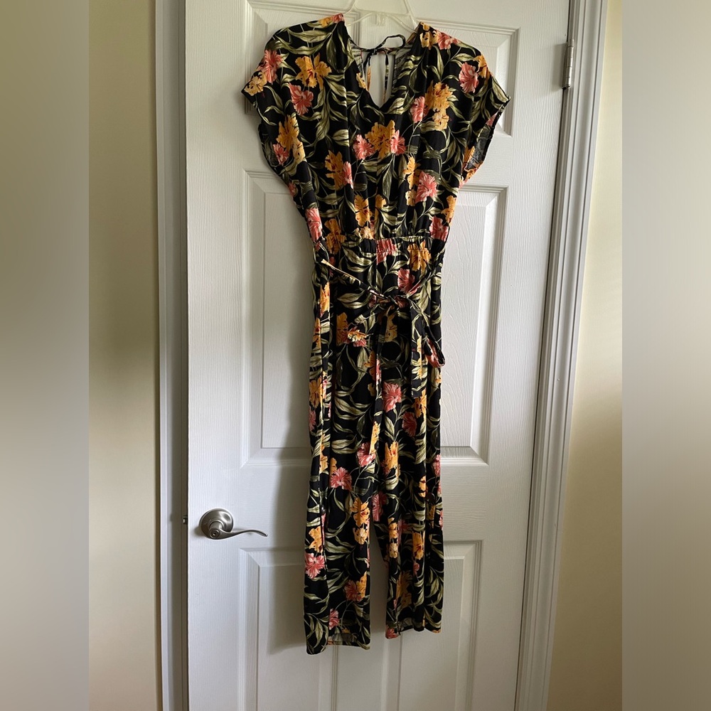 Woman’s linen jumpsuit- NWOT- nice!